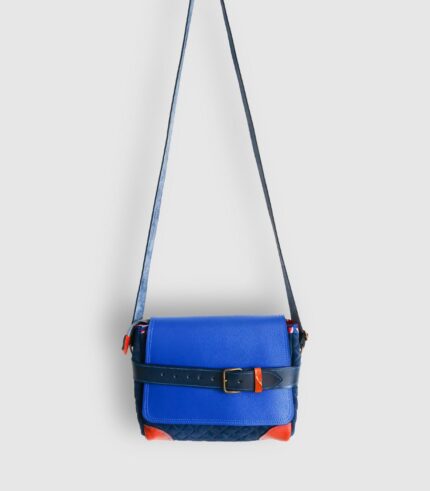 Sac cuir moyen format à bandoulière, besace en cuir artisanal, sac moyen cuir, sac moyen cuir beige, camel et bleu marine, sac en cuir artisanal et original, pièce unique cuir créatrice de maroquinerie fait main à Audierne (29)