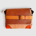 Sac moyen à bandoulière, besace en cuir artisanal, sac moyen cuir, sac moyen cuir beige, camel et rouille, sac en cuir artisanal et original, pièce unique cuir créatrice de maroquinerie fait main à Audierne (29)