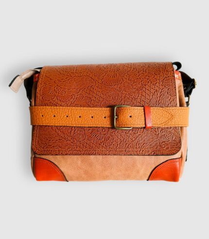 Sac moyen à bandoulière, besace en cuir artisanal, sac moyen cuir, sac moyen cuir beige, camel et rouille, sac en cuir artisanal et original, pièce unique cuir créatrice de maroquinerie fait main à Audierne (29)