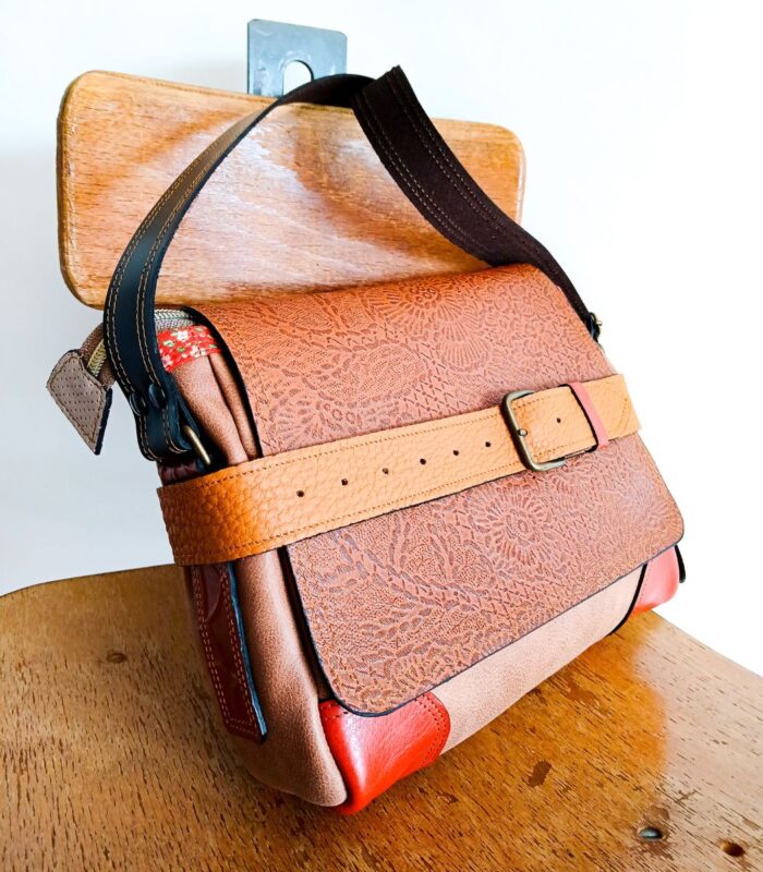 Sac moyen à bandoulière, besace en cuir artisanal, sac moyen cuir, sac moyen cuir beige, camel et rouille, sac en cuir artisanal et original, pièce unique cuir créatrice de maroquinerie fait main à Audierne (29)