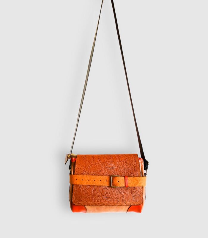 Sac moyen à bandoulière, besace en cuir artisanal, sac moyen cuir, sac moyen cuir beige, camel et rouille, sac en cuir artisanal et original, pièce unique cuir créatrice de maroquinerie fait main à Audierne (29)
