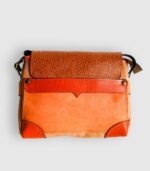 Sac moyen à bandoulière, besace en cuir artisanal, sac moyen cuir, sac moyen cuir beige, camel et rouille, sac en cuir artisanal et original, pièce unique cuir créatrice de maroquinerie fait main à Audierne (29)