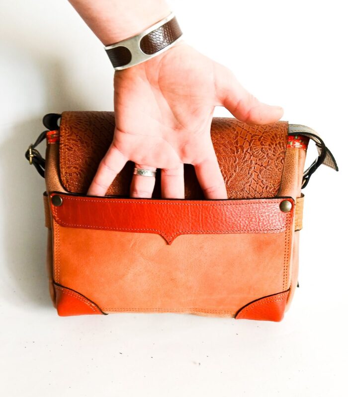 Sac moyen à bandoulière, besace en cuir artisanal, sac moyen cuir, sac moyen cuir beige, camel et rouille, sac en cuir artisanal et original, pièce unique cuir créatrice de maroquinerie fait main à Audierne (29)