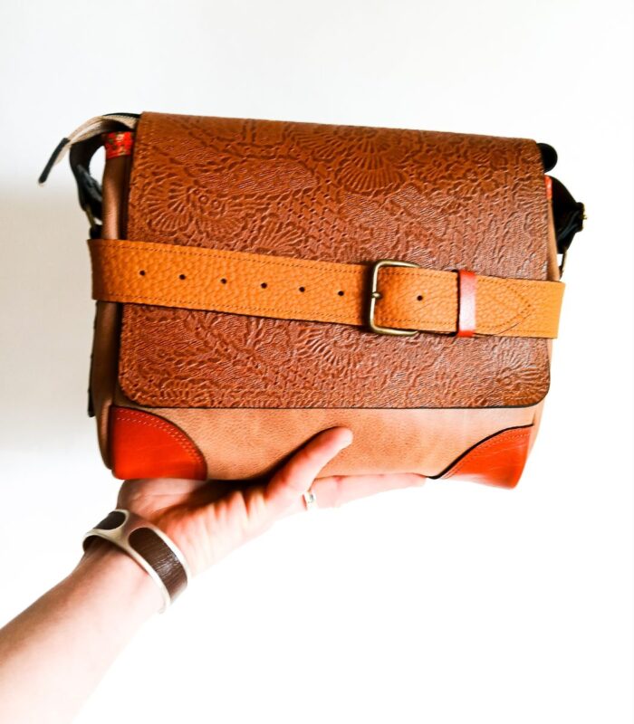 Sac moyen à bandoulière, besace en cuir artisanal, sac moyen cuir, sac moyen cuir beige, camel et rouille, sac en cuir artisanal et original, pièce unique cuir créatrice de maroquinerie fait main à Audierne (29)