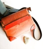 Sac moyen à bandoulière, besace en cuir artisanal, sac moyen cuir, sac moyen cuir beige, camel et rouille, sac en cuir artisanal et original, pièce unique cuir créatrice de maroquinerie fait main à Audierne (29)