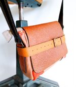 Sac moyen à bandoulière, besace en cuir artisanal, sac moyen cuir, sac moyen cuir beige, camel et rouille, sac en cuir artisanal et original, pièce unique cuir créatrice de maroquinerie fait main à Audierne (29)