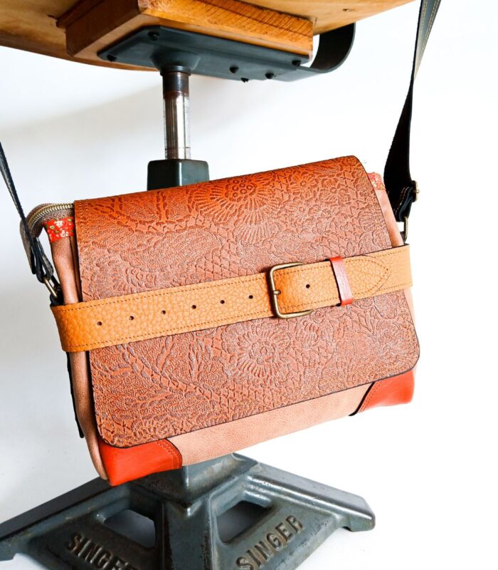 Sac moyen à bandoulière, besace en cuir artisanal, sac moyen cuir, sac moyen cuir beige, camel et rouille, sac en cuir artisanal et original, pièce unique cuir créatrice de maroquinerie fait main à Audierne (29)