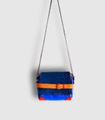 Sac bandouliere artisanal en cuir moyen format, sac à bandoulière, besace en cuir artisanal, sac moyen cuir, sac bandoulière cuir bleu, beige et orange, sac en cuir artisanal et original, pièce unique cuir créatrice de maroquinerie fait main à Audierne (29)