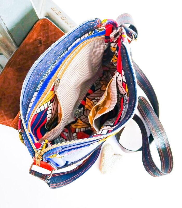 Sac bandouliere artisanal en cuir moyen format, sac à bandoulière, besace en cuir artisanal, sac moyen cuir, sac bandoulière cuir bleu, beige et orange, sac en cuir artisanal et original, pièce unique cuir créatrice de maroquinerie fait main à Audierne (29)
