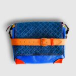 Sac bandouliere artisanal en cuir moyen format, sac à bandoulière, besace en cuir artisanal, sac moyen cuir, sac bandoulière cuir bleu, beige et orange, sac en cuir artisanal et original, pièce unique cuir créatrice de maroquinerie fait main à Audierne (29)