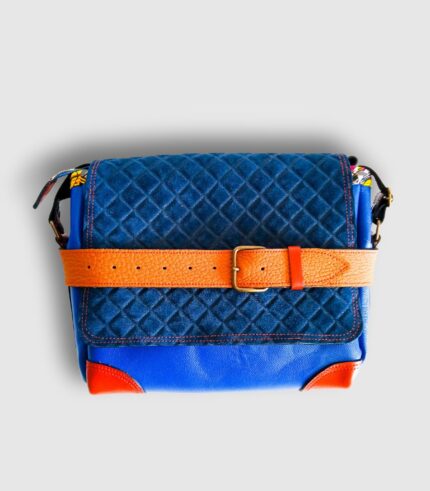 Sac bandouliere artisanal en cuir moyen format, sac à bandoulière, besace en cuir artisanal, sac moyen cuir, sac bandoulière cuir bleu, beige et orange, sac en cuir artisanal et original, pièce unique cuir créatrice de maroquinerie fait main à Audierne (29)