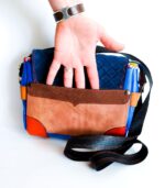 Sac bandouliere artisanal en cuir moyen format, sac à bandoulière, besace en cuir artisanal, sac moyen cuir, sac bandoulière cuir bleu, beige et orange, sac en cuir artisanal et original, pièce unique cuir créatrice de maroquinerie fait main à Audierne (29)