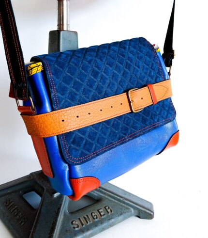 Sac bandouliere artisanal en cuir moyen format, sac à bandoulière, besace en cuir artisanal, sac moyen cuir, sac bandoulière cuir bleu, beige et orange, sac en cuir artisanal et original, pièce unique cuir créatrice de maroquinerie fait main à Audierne (29)