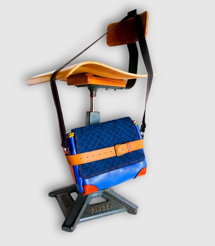 Sac bandouliere artisanal en cuir moyen format, sac à bandoulière, besace en cuir artisanal, sac moyen cuir, sac bandoulière cuir bleu, beige et orange, sac en cuir artisanal et original, pièce unique cuir créatrice de maroquinerie fait main à Audierne (29)