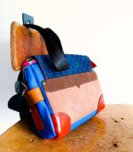 Sac bandouliere artisanal en cuir moyen format, sac à bandoulière, besace en cuir artisanal, sac moyen cuir, sac bandoulière cuir bleu, beige et orange, sac en cuir artisanal et original, pièce unique cuir créatrice de maroquinerie fait main à Audierne (29)