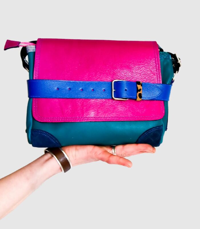 Sac artisanal en cuir moyen format, sac à bandoulière, besace en cuir artisanal, sac moyen cuir, sac bandoulière cuir bleu et rose, sac en cuir artisanal et original, pièce unique cuir créatrice de maroquinerie fait main à Audierne (29)
