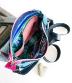 Sac artisanal en cuir moyen format, sac à bandoulière, besace en cuir artisanal, sac moyen cuir, sac bandoulière cuir bleu et rose, sac en cuir artisanal et original, pièce unique cuir créatrice de maroquinerie fait main à Audierne (29)