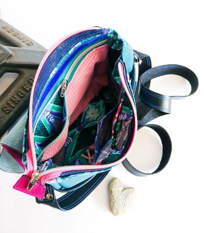 Sac artisanal en cuir moyen format, sac à bandoulière, besace en cuir artisanal, sac moyen cuir, sac bandoulière cuir bleu et rose, sac en cuir artisanal et original, pièce unique cuir créatrice de maroquinerie fait main à Audierne (29)