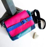 Sac artisanal en cuir moyen format, sac à bandoulière, besace en cuir artisanal, sac moyen cuir, sac bandoulière cuir bleu et rose, sac en cuir artisanal et original, pièce unique cuir créatrice de maroquinerie fait main à Audierne (29)