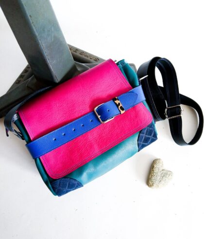 Sac artisanal en cuir moyen format, sac à bandoulière, besace en cuir artisanal, sac moyen cuir, sac bandoulière cuir bleu et rose, sac en cuir artisanal et original, pièce unique cuir créatrice de maroquinerie fait main à Audierne (29)