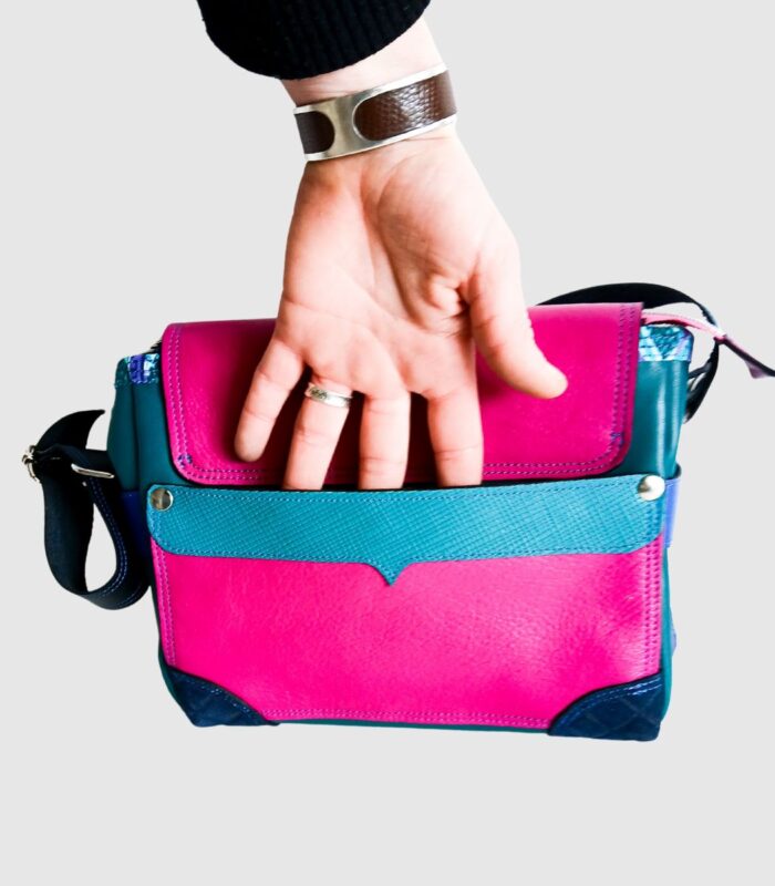 Sac artisanal en cuir moyen format, sac à bandoulière, besace en cuir artisanal, sac moyen cuir, sac bandoulière cuir bleu et rose, sac en cuir artisanal et original, pièce unique cuir créatrice de maroquinerie fait main à Audierne (29)