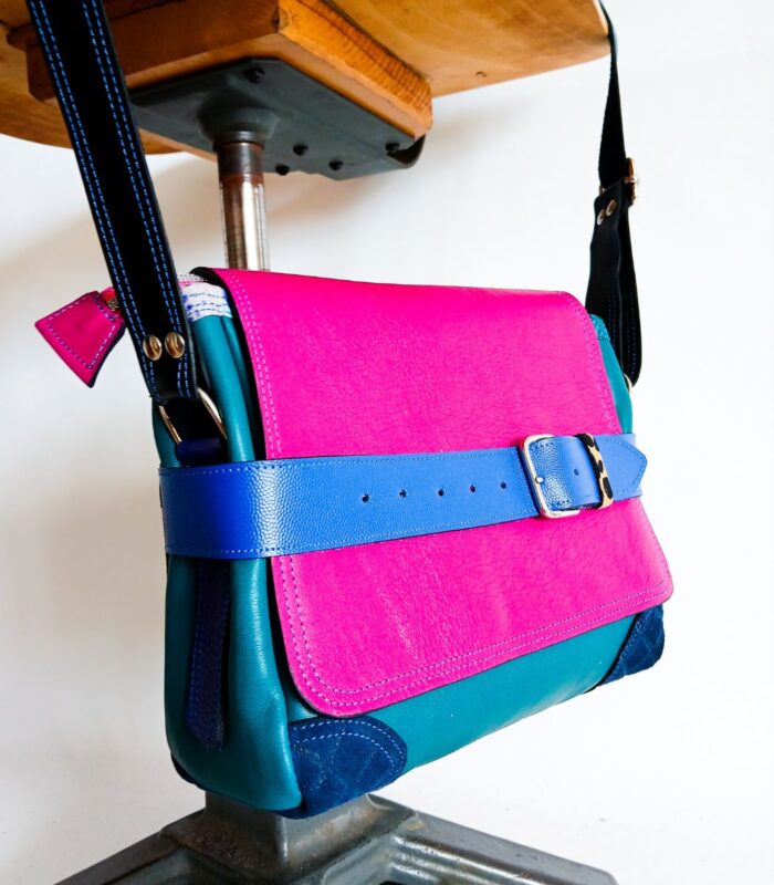 Sac artisanal en cuir moyen format, sac à bandoulière, besace en cuir artisanal, sac moyen cuir, sac bandoulière cuir bleu et rose, sac en cuir artisanal et original, pièce unique cuir créatrice de maroquinerie fait main à Audierne (29)