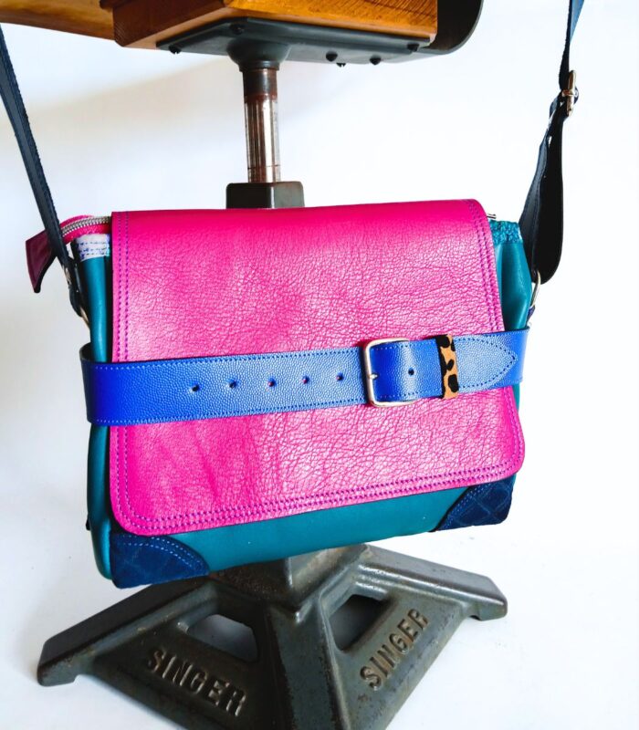 Sac artisanal en cuir moyen format, sac à bandoulière, besace en cuir artisanal, sac moyen cuir, sac bandoulière cuir bleu et rose, sac en cuir artisanal et original, pièce unique cuir créatrice de maroquinerie fait main à Audierne (29)