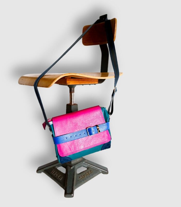 Sac artisanal en cuir moyen format, sac à bandoulière, besace en cuir artisanal, sac moyen cuir, sac bandoulière cuir bleu et rose, sac en cuir artisanal et original, pièce unique cuir créatrice de maroquinerie fait main à Audierne (29)