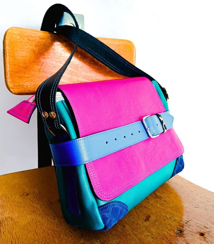 Sac artisanal en cuir moyen format, sac à bandoulière, besace en cuir artisanal, sac moyen cuir, sac bandoulière cuir bleu et rose, sac en cuir artisanal et original, pièce unique cuir créatrice de maroquinerie fait main à Audierne (29)
