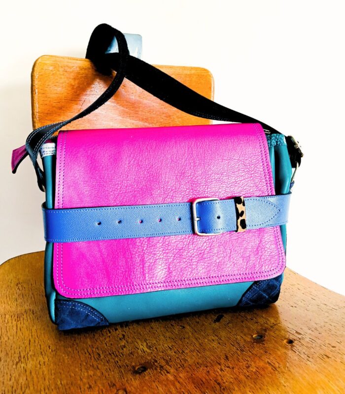 Sac artisanal en cuir moyen format, sac à bandoulière, besace en cuir artisanal, sac moyen cuir, sac bandoulière cuir bleu et rose, sac en cuir artisanal et original, pièce unique cuir créatrice de maroquinerie fait main à Audierne (29)