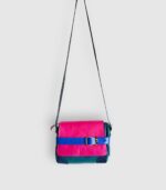 Sac artisanal en cuir moyen format, sac à bandoulière, besace en cuir artisanal, sac moyen cuir, sac bandoulière cuir bleu et rose, sac en cuir artisanal et original, pièce unique cuir créatrice de maroquinerie fait main à Audierne (29)