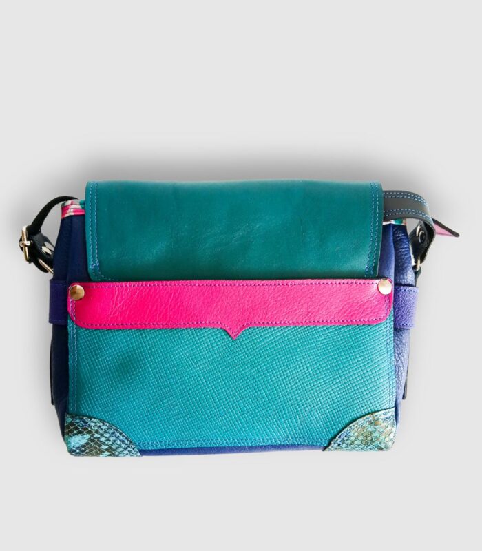 Sac bandouliere artisanal en cuir moyen format, sac à bandoulière, besace en cuir artisanal, sac moyen cuir, sac bandoulière cuir bleu et turquoidse, sac en cuir artisanal et original, pièce unique cuir créatrice de maroquinerie fait main à Audierne (29)