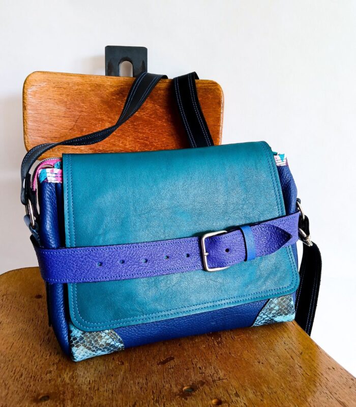 Sac bandouliere artisanal en cuir moyen format, sac à bandoulière, besace en cuir artisanal, sac moyen cuir, sac bandoulière cuir bleu et turquoidse, sac en cuir artisanal et original, pièce unique cuir créatrice de maroquinerie fait main à Audierne (29)