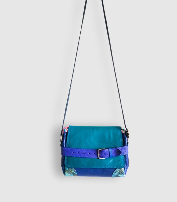 Sac bandouliere artisanal en cuir moyen format, sac à bandoulière, besace en cuir artisanal, sac moyen cuir, sac bandoulière cuir bleu et turquoidse, sac en cuir artisanal et original, pièce unique cuir créatrice de maroquinerie fait main à Audierne (29)