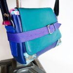 Sac bandouliere artisanal en cuir moyen format, sac à bandoulière, besace en cuir artisanal, sac moyen cuir, sac bandoulière cuir bleu et turquoidse, sac en cuir artisanal et original, pièce unique cuir créatrice de maroquinerie fait main à Audierne (29)