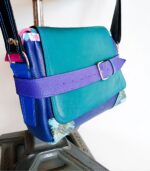 Sac bandouliere artisanal en cuir moyen format, sac à bandoulière, besace en cuir artisanal, sac moyen cuir, sac bandoulière cuir bleu et turquoidse, sac en cuir artisanal et original, pièce unique cuir créatrice de maroquinerie fait main à Audierne (29)