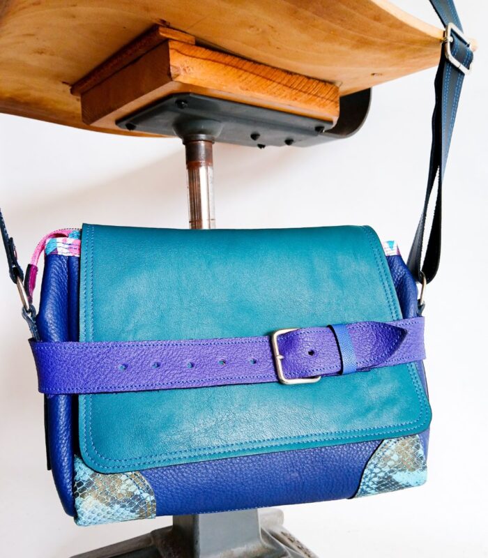 Sac bandouliere artisanal en cuir moyen format, sac à bandoulière, besace en cuir artisanal, sac moyen cuir, sac bandoulière cuir bleu et turquoidse, sac en cuir artisanal et original, pièce unique cuir créatrice de maroquinerie fait main à Audierne (29)