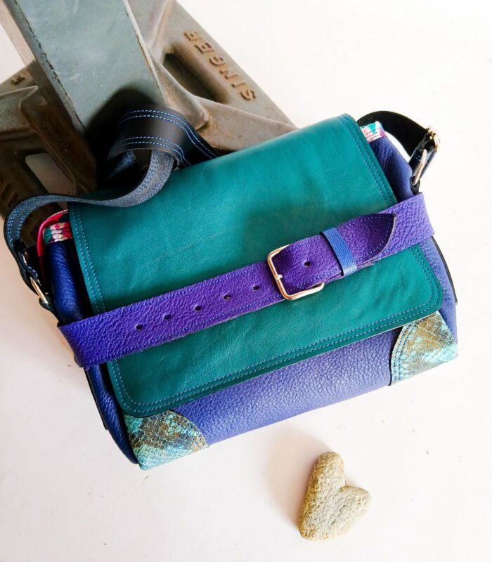 Sac bandouliere artisanal en cuir moyen format, sac à bandoulière, besace en cuir artisanal, sac moyen cuir, sac bandoulière cuir bleu et turquoidse, sac en cuir artisanal et original, pièce unique cuir créatrice de maroquinerie fait main à Audierne (29)