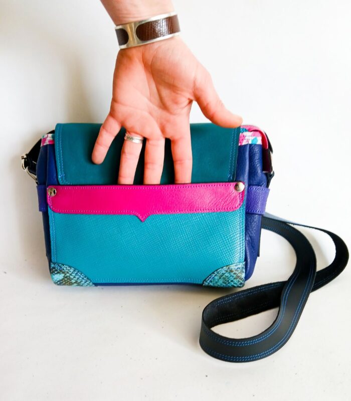 Sac bandouliere artisanal en cuir moyen format, sac à bandoulière, besace en cuir artisanal, sac moyen cuir, sac bandoulière cuir bleu et turquoidse, sac en cuir artisanal et original, pièce unique cuir créatrice de maroquinerie fait main à Audierne (29)