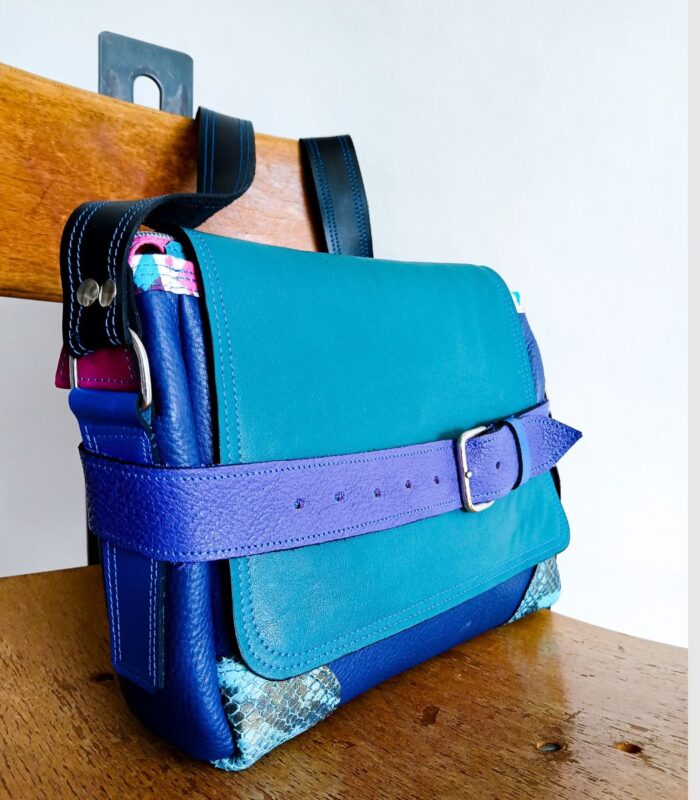 Sac bandouliere artisanal en cuir moyen format, sac à bandoulière, besace en cuir artisanal, sac moyen cuir, sac bandoulière cuir bleu et turquoidse, sac en cuir artisanal et original, pièce unique cuir créatrice de maroquinerie fait main à Audierne (29)