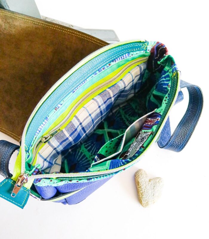 Sac bandouliere artisanal en cuir moyen format, sac à bandoulière, besace en cuir artisanal, sac moyen cuir, sac bandoulière cuir vert et bleu, sac en cuir artisanal et original, pièce unique cuir créatrice de maroquinerie fait main à Audierne (29)