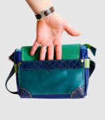Sac bandouliere artisanal en cuir moyen format, sac à bandoulière, besace en cuir artisanal, sac moyen cuir, sac bandoulière cuir vert et bleu, sac en cuir artisanal et original, pièce unique cuir créatrice de maroquinerie fait main à Audierne (29)