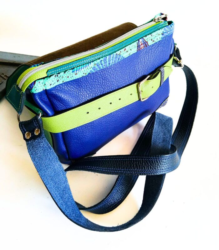 Sac bandouliere artisanal en cuir moyen format, sac à bandoulière, besace en cuir artisanal, sac moyen cuir, sac bandoulière cuir vert et bleu, sac en cuir artisanal et original, pièce unique cuir créatrice de maroquinerie fait main à Audierne (29)