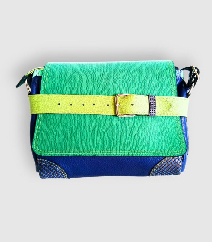 Sac bandouliere artisanal en cuir moyen format, sac à bandoulière, besace en cuir artisanal, sac moyen cuir, sac bandoulière cuir vert et bleu, sac en cuir artisanal et original, pièce unique cuir créatrice de maroquinerie fait main à Audierne (29)