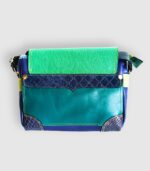 Sac bandouliere artisanal en cuir moyen format, sac à bandoulière, besace en cuir artisanal, sac moyen cuir, sac bandoulière cuir vert et bleu, sac en cuir artisanal et original, pièce unique cuir créatrice de maroquinerie fait main à Audierne (29)