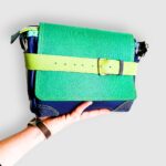 Sac bandouliere artisanal en cuir moyen format, sac à bandoulière, besace en cuir artisanal, sac moyen cuir, sac bandoulière cuir vert et bleu, sac en cuir artisanal et original, pièce unique cuir créatrice de maroquinerie fait main à Audierne (29)