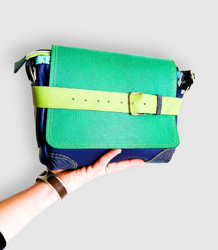Sac bandouliere artisanal en cuir moyen format, sac à bandoulière, besace en cuir artisanal, sac moyen cuir, sac bandoulière cuir vert et bleu, sac en cuir artisanal et original, pièce unique cuir créatrice de maroquinerie fait main à Audierne (29)