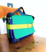 Sac bandouliere artisanal en cuir moyen format, sac à bandoulière, besace en cuir artisanal, sac moyen cuir, sac bandoulière cuir vert et bleu, sac en cuir artisanal et original, pièce unique cuir créatrice de maroquinerie fait main à Audierne (29)