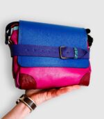 Sac artisanal en cuir moyen format, sac à bandoulière, besace en cuir artisanal, sac moyen cuir, sac bandoulière cuir bleu, rose et rouge sac en cuir artisanal et original, pièce unique cuir créatrice de maroquinerie fait main à Audierne (29)