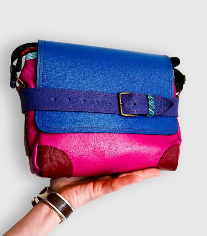 Sac artisanal en cuir moyen format, sac à bandoulière, besace en cuir artisanal, sac moyen cuir, sac bandoulière cuir bleu, rose et rouge sac en cuir artisanal et original, pièce unique cuir créatrice de maroquinerie fait main à Audierne (29)
